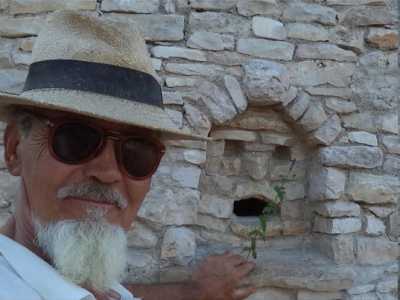 ...realizzata da Tonino Bartolomeo, signore che a pi� di 70 anni di et� ha deciso di innalzare un monumento dedicato alla sua famiglia e alla terra murgiana (foto di Associazione Revival Equilibrium Toritto)